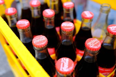 Kokain şişeleri - plastik kutuda kola