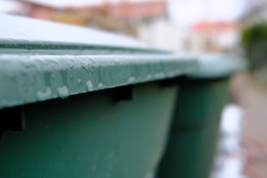 Yeşil plastik konteynırın görüntüsünü kapat