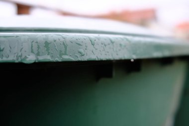 Yeşil plastik konteynırın görüntüsünü kapat