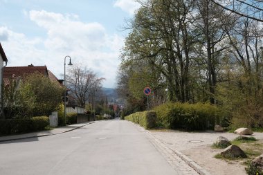 Sakin köy boyunca boş yola bak.