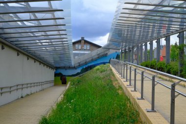 Mavi cam ve çelik çatılı modern geçiş.