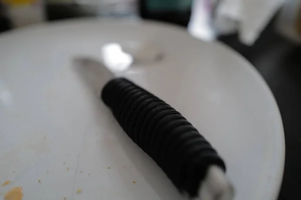 ホワイトプレートのナイフのクローズアップビュー — ストック写真