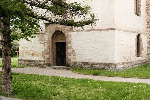 ドイツの古い修道院の建物の入口 — ストック写真