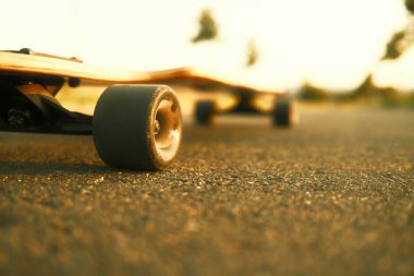 Yoldaki kaykayın yakın görüntüsü 