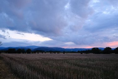Gün batımında kırsal alanda güzel bulutlu gökyüzü