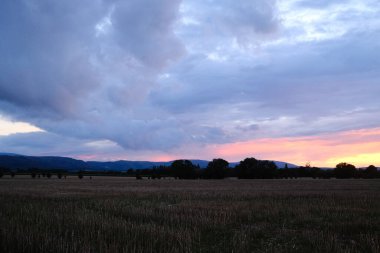 Gün batımında kırsal alanda güzel bulutlu gökyüzü
