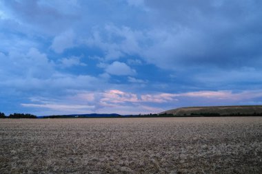 Gün batımında kırsal alanda güzel bulutlu gökyüzü