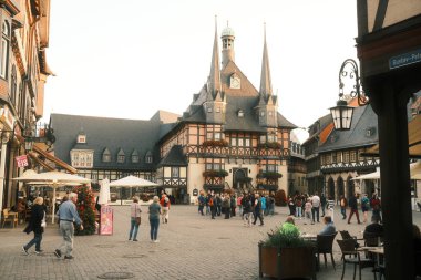 Wernigerode belediye binasının yakınında yürüyen turistler.