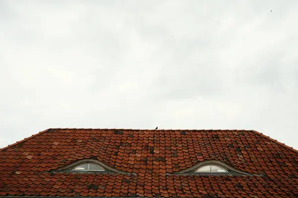 Старый Дом Красной Черепицей Крыши Городе — стоковое фото