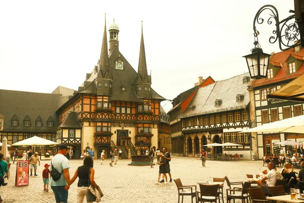 Touristen Spazieren Der Nähe Des Wernigeröder Rathauses — Stockfoto