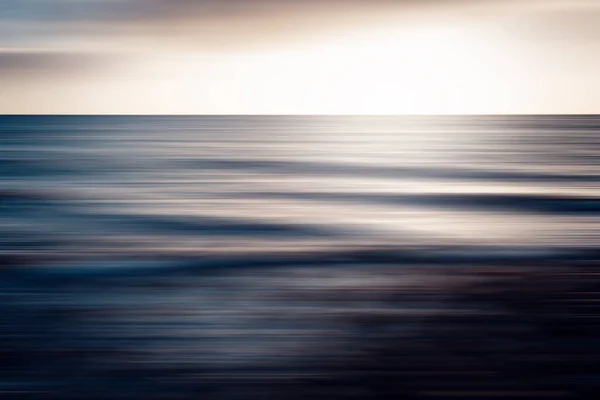 Kumlu Bir Plaja Çarpan Bir Dalganın Uzun Pozu — Stok fotoğraf