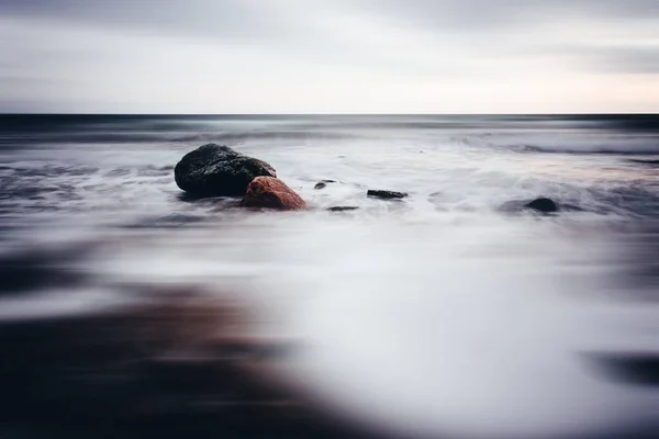Langzeitbelichtung Einer Welle Die Auf Einen Sandstrand Kracht — Stockfoto