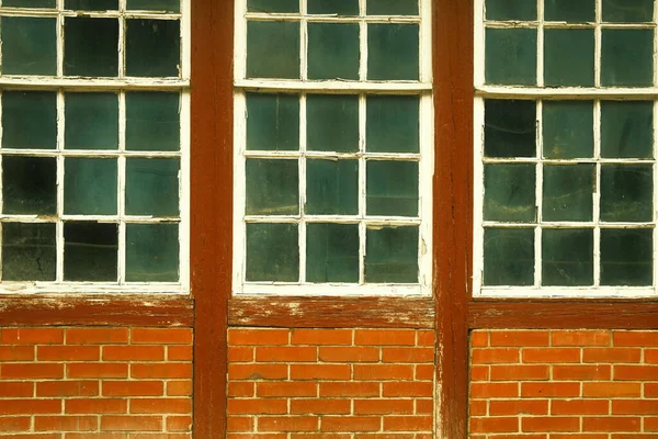 Старые Деревянные Окна Кирпичной Стене — стоковое фото