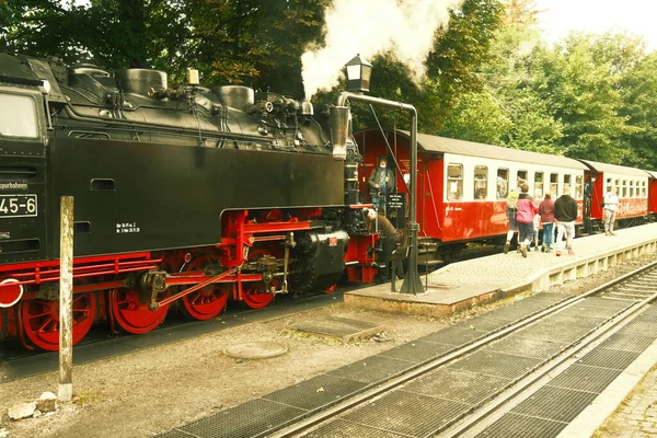 鉄道駅の古い蒸気機関車は — ストック写真