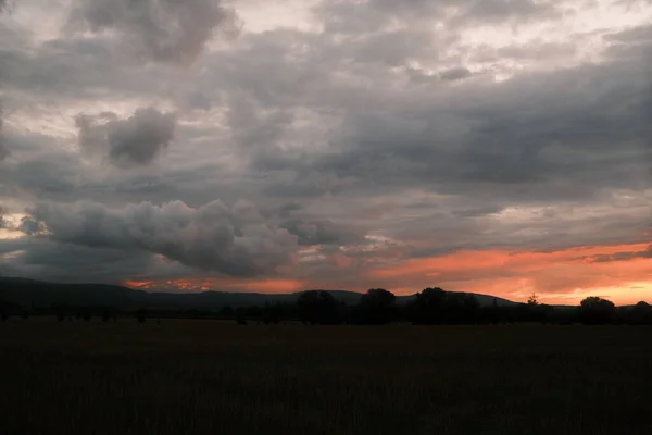 日没の間に田舎の野原の上に美しい曇り空 — ストック写真