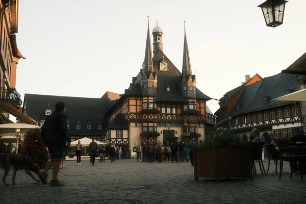 Turisteja Kävelemässä Lähellä Wernigerode Kaupungintalo — kuvapankkivalokuva