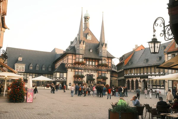 Touristen Spazieren Der Nähe Des Wernigeröder Rathauses — Stockfoto