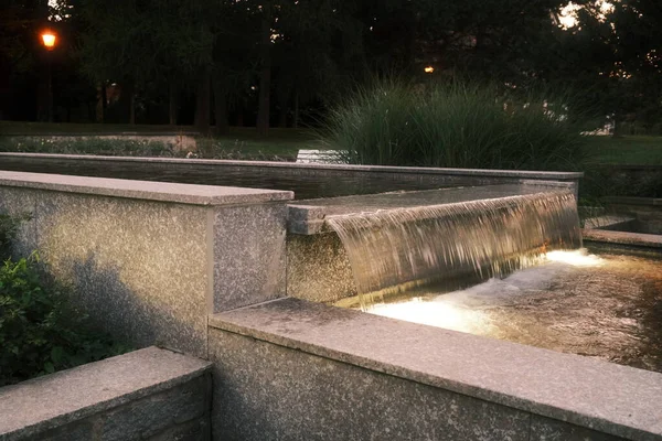 城市公园喷泉的美丽景色 — 图库照片