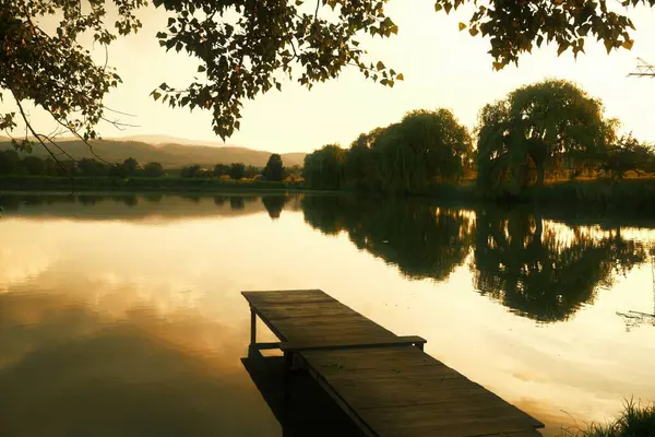 Дерев Яний Пірс Озері Під Час Красивого Заходу Сонця — стокове фото