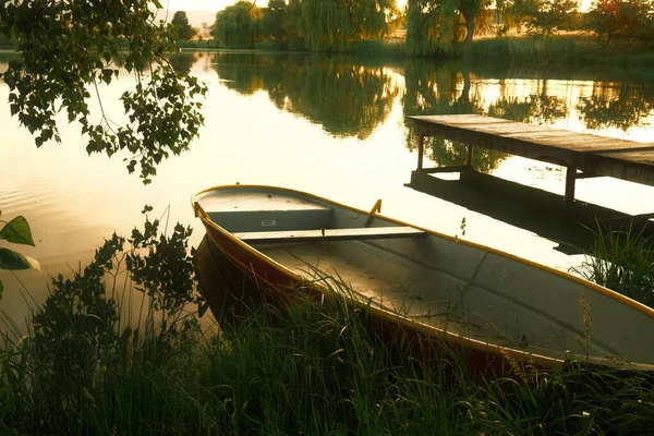Beautiful Shot Boat Moored Wooden Pier Lake Sunset — Stock Photo, Image
