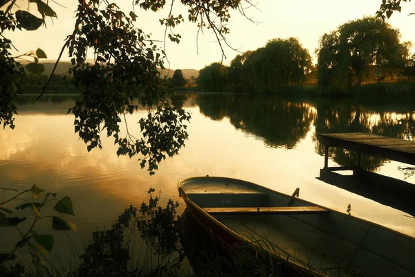 Una Hermosa Toma Barco Lago Atardecer — Foto de Stock