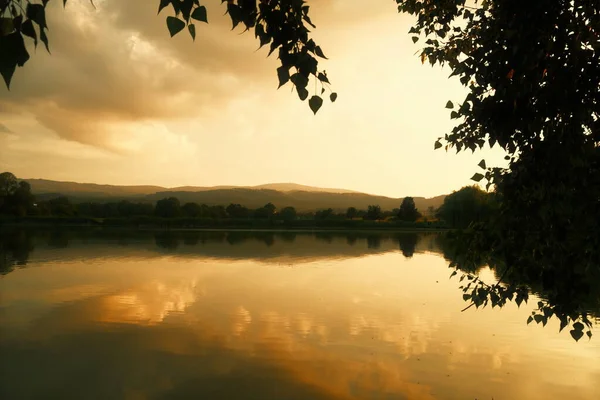 美丽的落日在湖面 大自然和风景上 — 图库照片