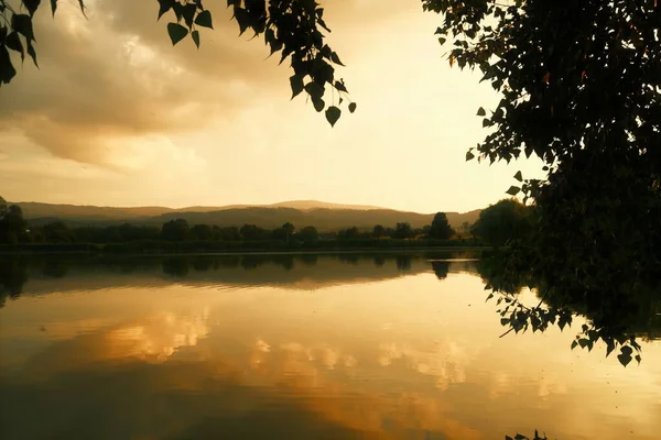 Όμορφο Ηλιοβασίλεμα Στη Λίμνη Φύση Και Τοπίο — Φωτογραφία Αρχείου