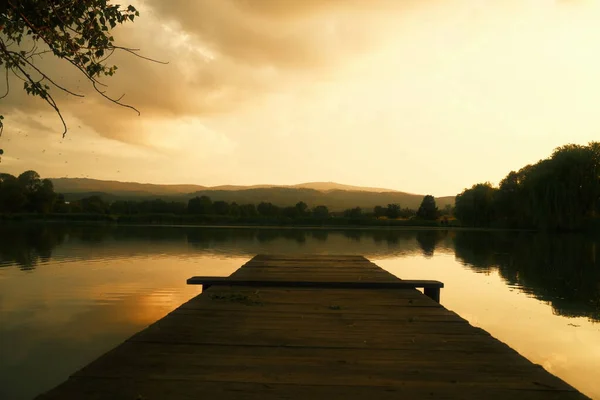 Ξύλινη Προβλήτα Στη Λίμνη Κατά Διάρκεια Του Όμορφου Ηλιοβασιλέματος — Φωτογραφία Αρχείου