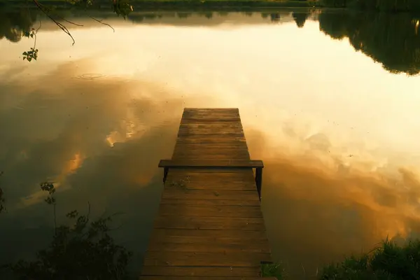 Jetée Bois Sur Lac Pendant Beau Coucher Soleil — Photo