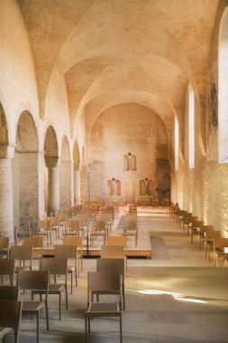 Almanya 'daki eski katedralin güzel iç kısımları