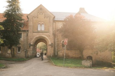 Şehrin eski manastırının güzel arka bahçesi
