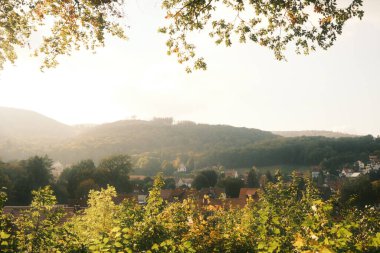 Dağ vadisindeki küçük şehrin güzel manzarası