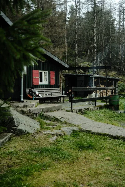 Holzhütte Wald Reisekonzept — Stockfoto