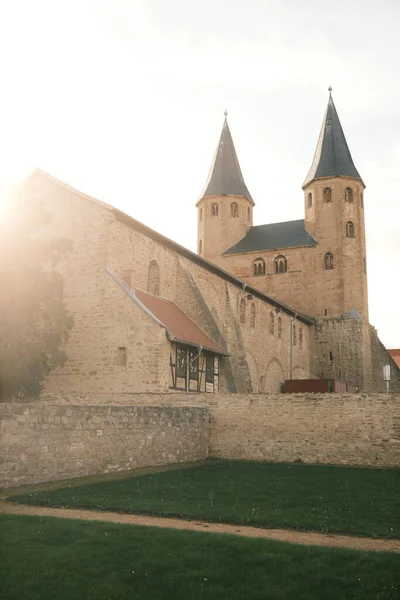 夏の歴史的な修道院と修道院の庭 — ストック写真