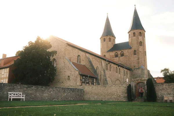 Historiska Kloster Och Kloster Trädgård Sommaren — Stockfoto