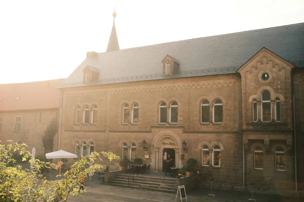ドイツの歴史的な修道院の観光客 — ストック写真