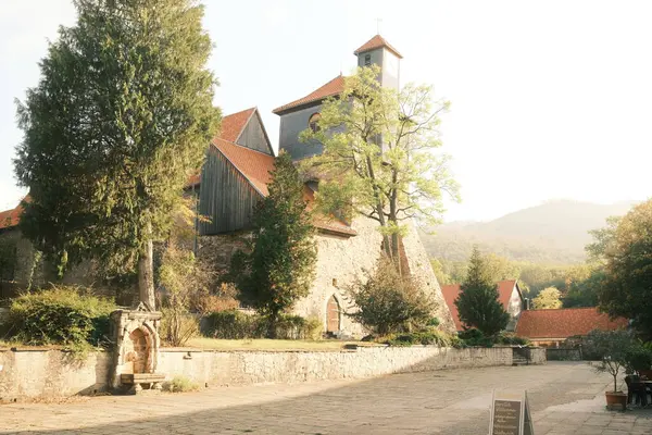 市内の古い修道院の美しい裏庭 — ストック写真