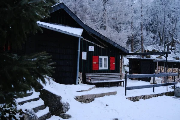 Kleine Holzhütte Verschneiten Winterwald — Stockfoto