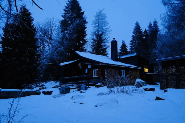 Kleine Holzhütte Verschneiten Winterwald Nacht — Stockfoto