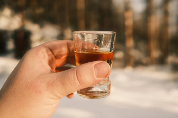 Homem Segura Copo Bebida Sua Mão Contra Fundo Turvo Paisagem — Fotografia de Stock