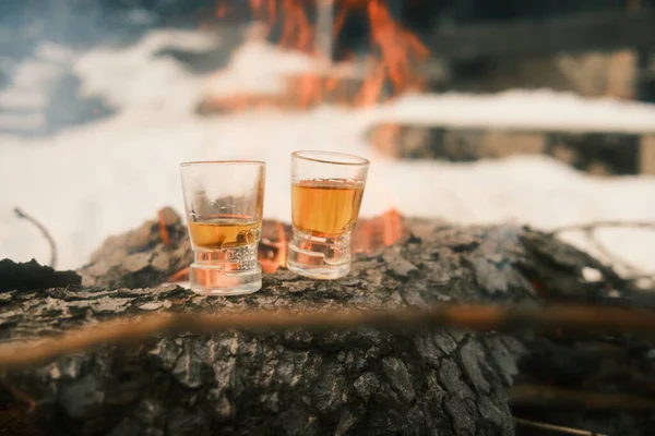 Dwie Szklanki Whisky Ogniem Tle — Zdjęcie stockowe