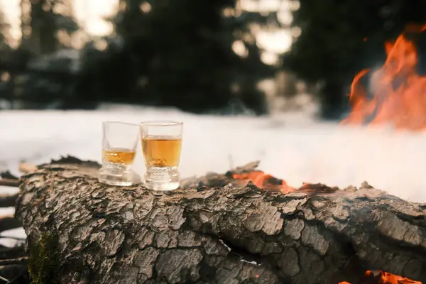Zwei Gläser Whisky Mit Feuer Hintergrund — Stockfoto