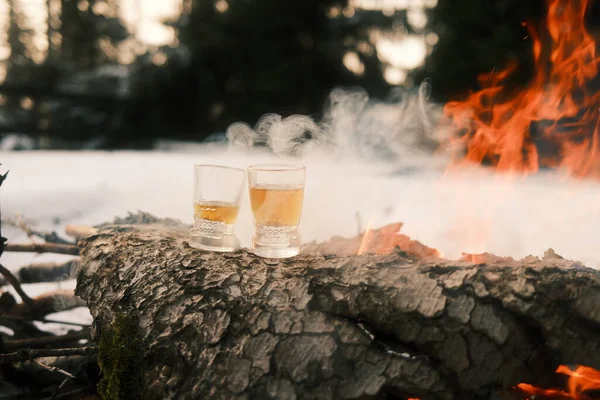 Dwie Szklanki Whisky Ogniem Tle — Zdjęcie stockowe