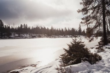 Güzel kış manzara donmuş nehir ile