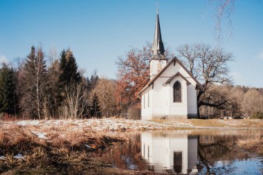 Kırsalda ağaç olan eski ahşap kilise.