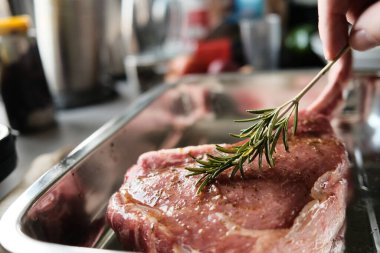 Biberiyeyi baharatlı kuzu etine koy.