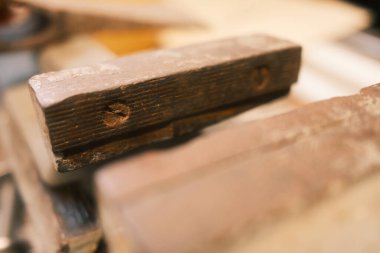 Mengene Aracı, manzarayı kapatın. Ahlak masası. Atölyede Profesyonel Kıskaç İnşaatı