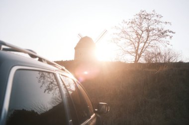 Gün batımında bcar ile eski yel değirmeni