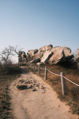 Şeytan Duvarı 'na giden yol, Saksonya-Anhalt' da kaya oluşumu, Harz dağları, Almanya.