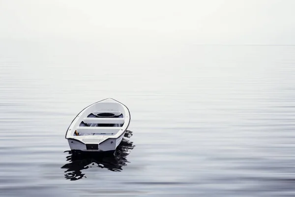 Empty Boat Calm Lake Surface — Stock Photo, Image